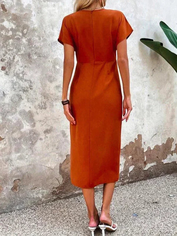 Schickes oranges Midikleid für Damen mit V-Ausschnitt. Elegantes Sommerkleid, perfekt für Abend & Freizeit.