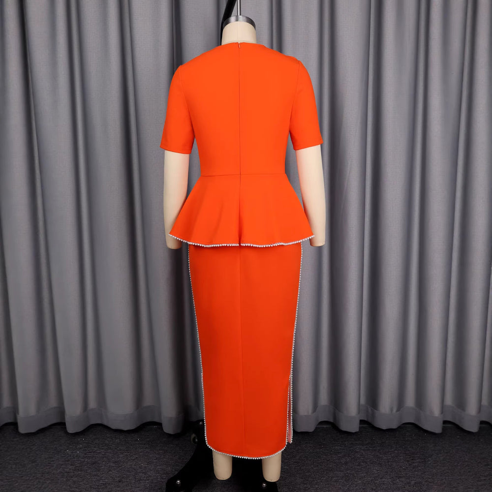 Stilvolles orangefarbenes Damen-Partykleid mit zarten Perlenverzierungen, ideal für besondere Anlässe.
