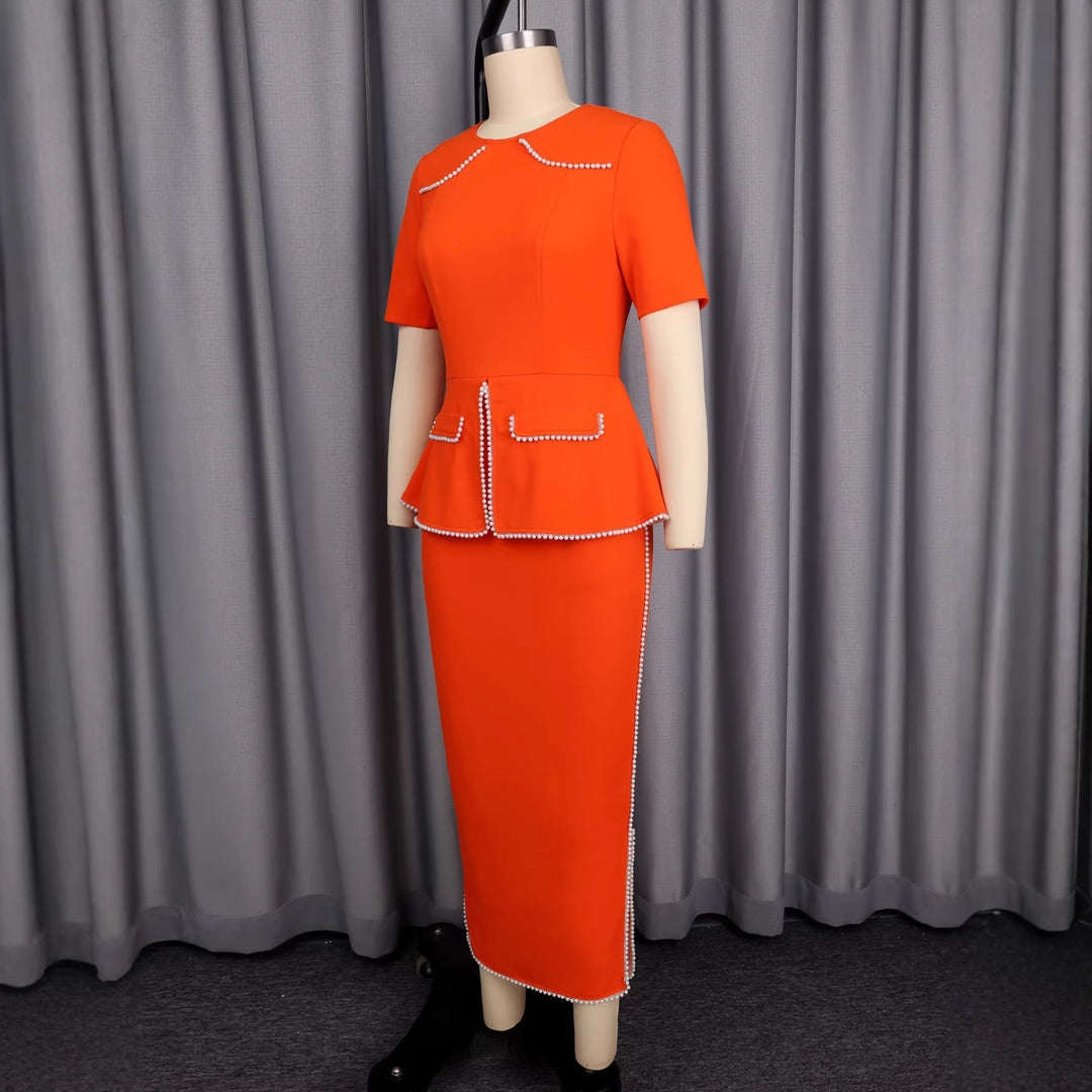 Zeitloses oranges Cocktailkleid für Damen mit eleganten Perlendetails, perfekt für Abendveranstaltungen.