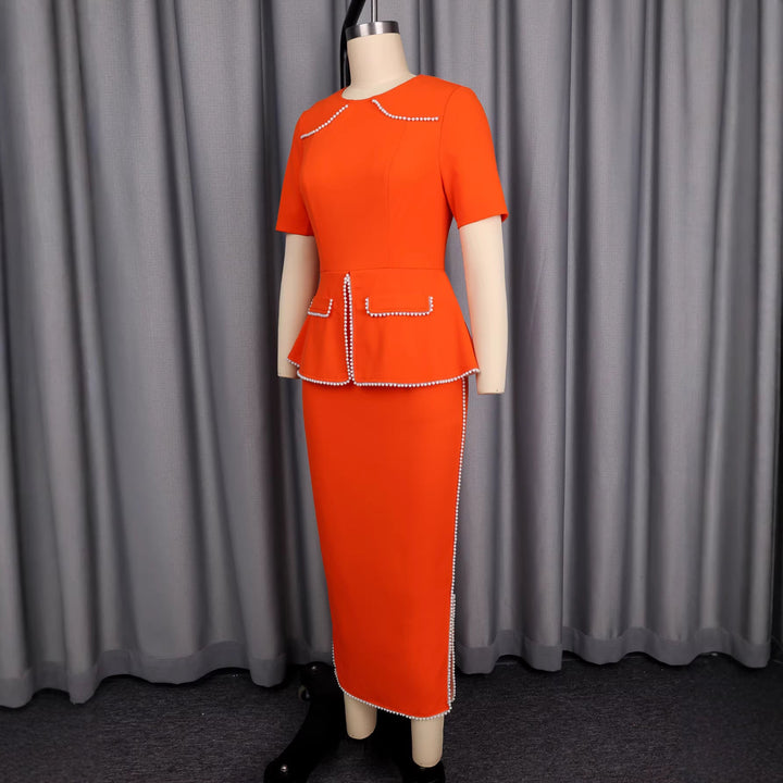 Zeitloses oranges Cocktailkleid für Damen mit eleganten Perlendetails, perfekt für Abendveranstaltungen.
