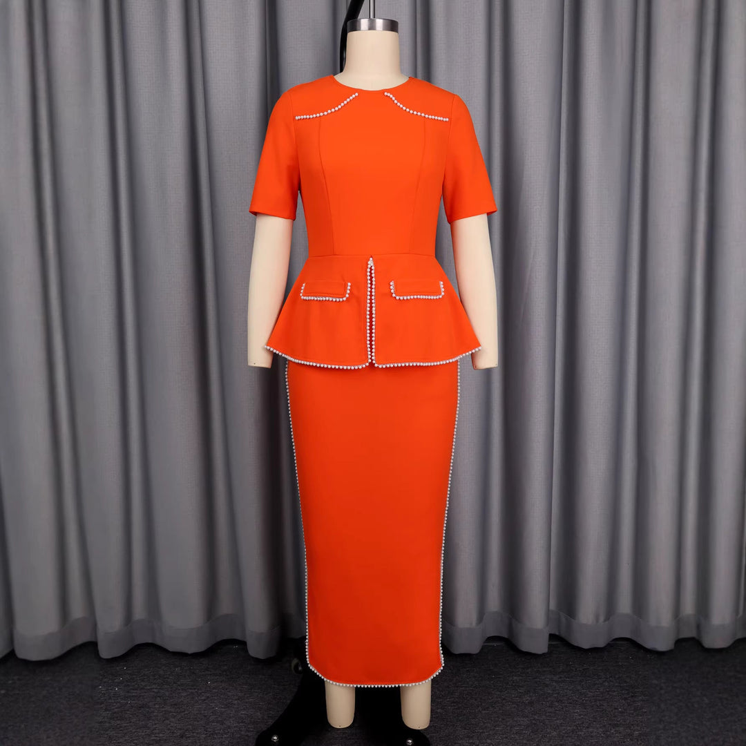 Damen-Abendkleid in leuchtendem Orange mit glitzernden Perlenakzenten für einen glamourösen Auftritt.