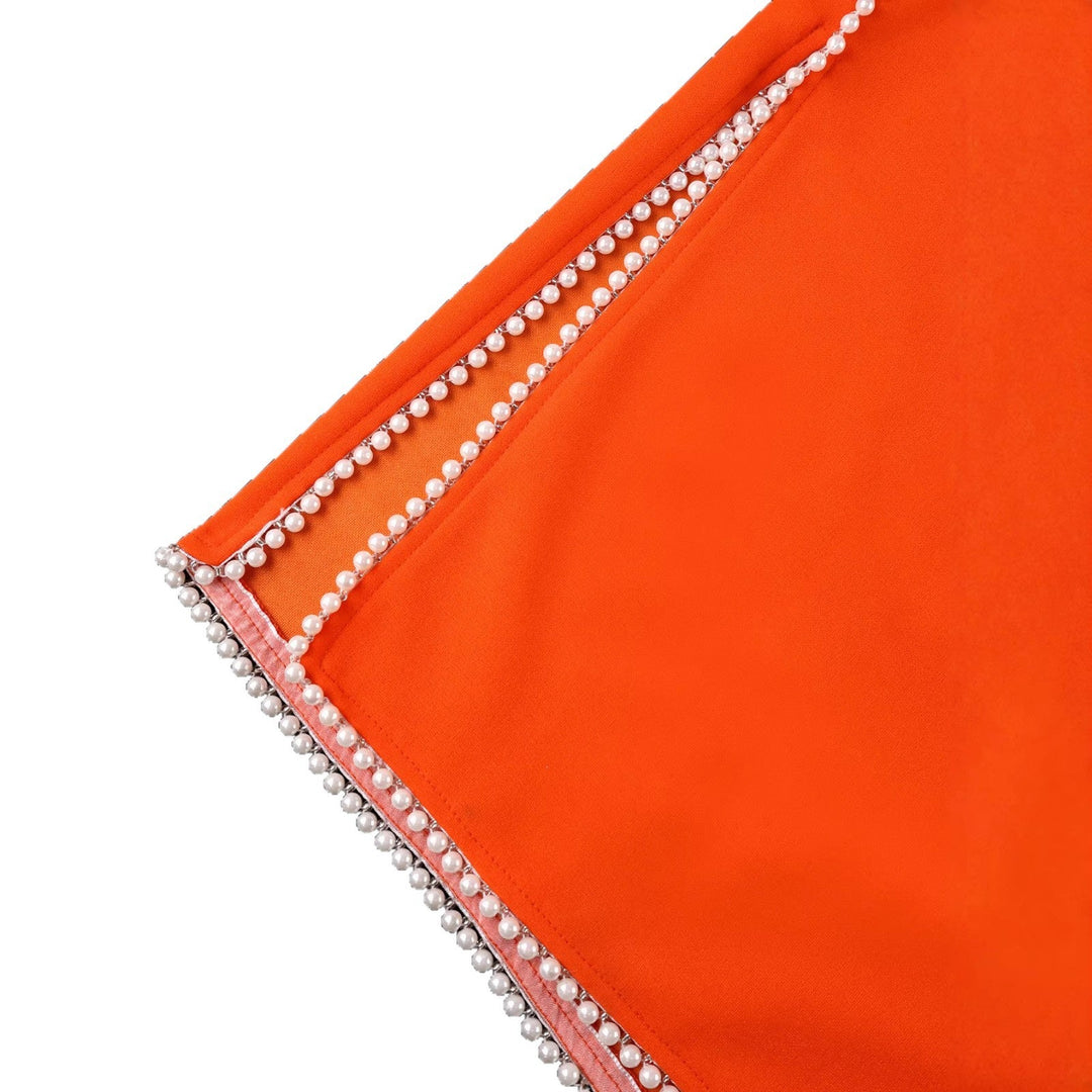Elegantes orangefarbenes Frauenmode-Kleid mit feinen Perlenstickereien, luxuriöser Look für den Abend.