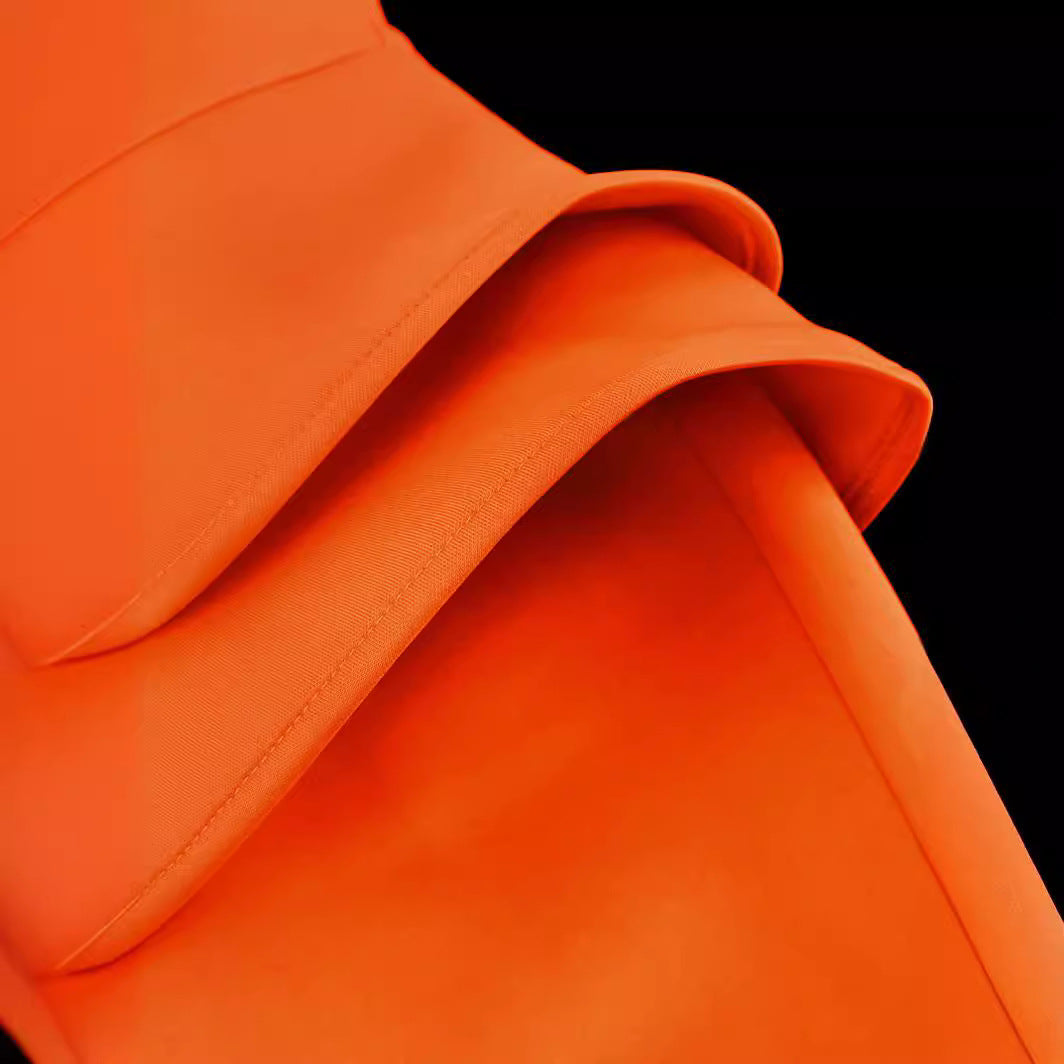 Festliches oranges Anlasskleid für Damen, figurbetont mit asymmetrischer Linie und dekorativen Rüschen.