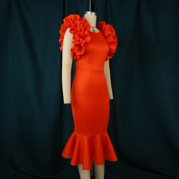 Stilvolles orangefarbenes Abendkleid, figurbetont geschnitten, mit femininen Rüschen am Rock. Ideal für Feste.