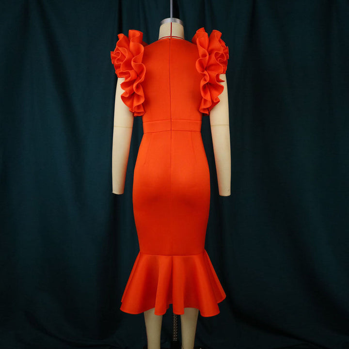 Elegantes Damenkleid in Apricot, figurbetont mit dramatischen Rüschen. Perfektes festliches Kleid für den Abend.