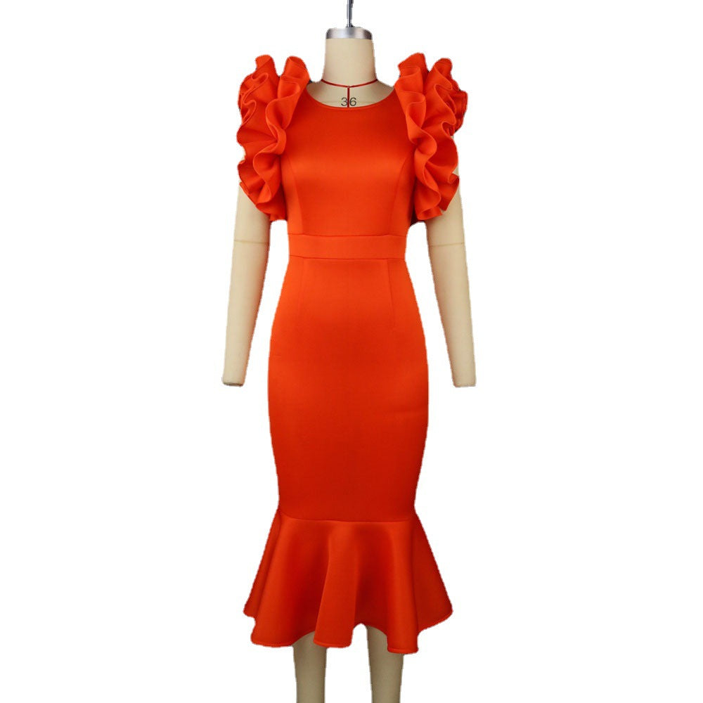 Feminines Abendmode-Kleid in leuchtendem Orange. Figurbetonte Silhouette mit raffinierten Rüschen-Akzenten.
