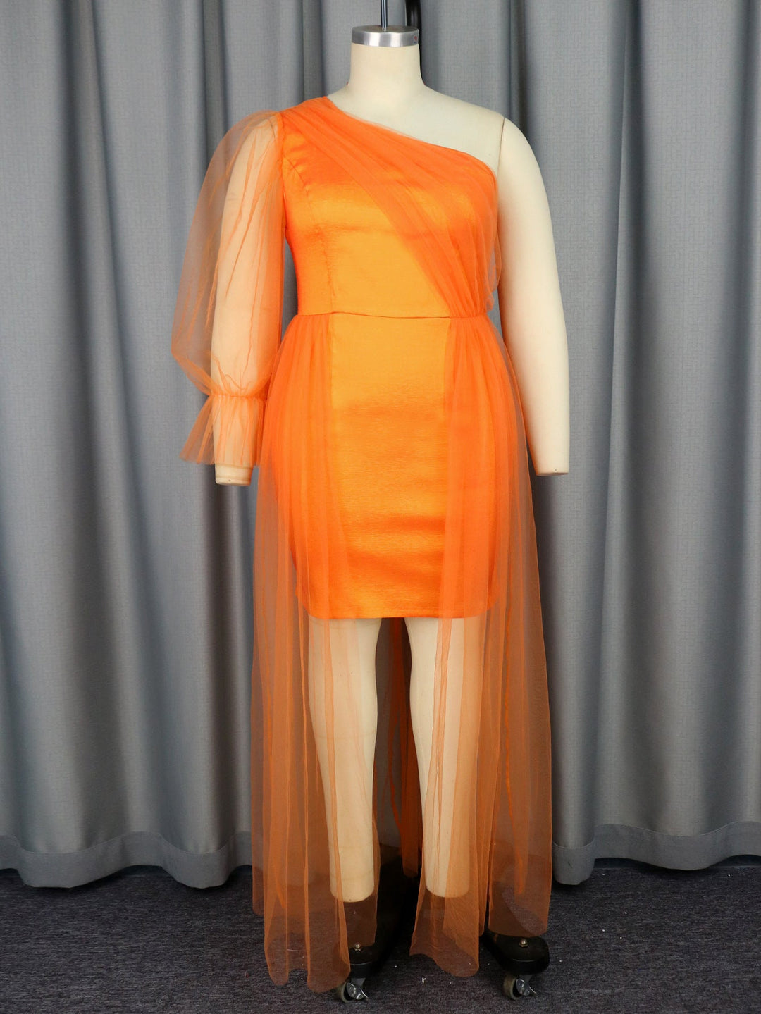 Fließendes oranges One-Shoulder Maxikleid für Damen, elegantes Design mit festlichem Overlay für Events.