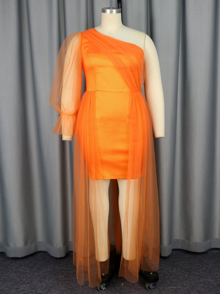 Fließendes oranges One-Shoulder Maxikleid für Damen, elegantes Design mit festlichem Overlay für Events.