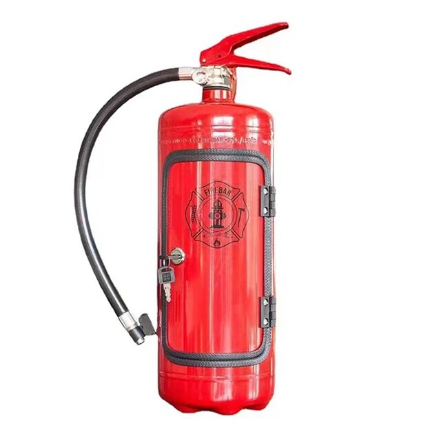 Eleganter Feuerlöscher Flaschenhalter auf Tisch, gefüllt mit Spirituosen, bereit als Hausbar Dekoration.