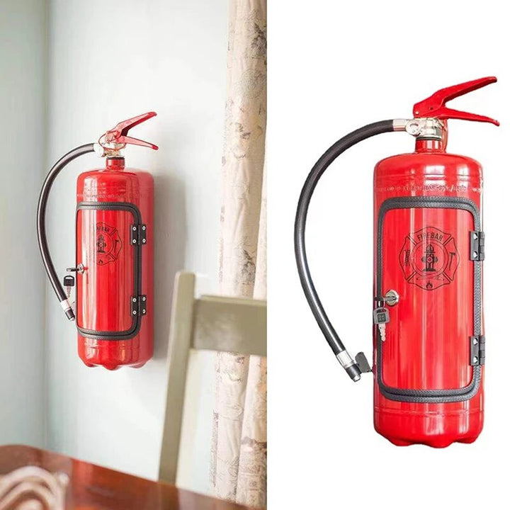 Stilvolles Wohnaccessoire: Feuerlöscher Flaschenhalter integriert als moderne, versteckte Mini-Bar.