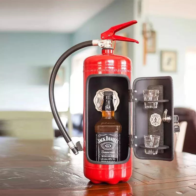 Geschlossener Feuerlöscher Flaschenhalter, von außen unscheinbar, versteckt eine originelle Hausbar.
