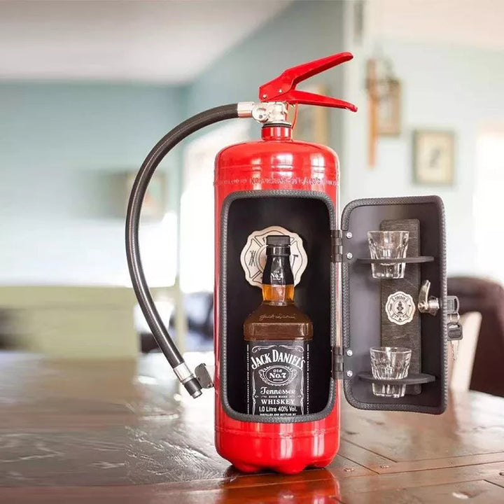Geschlossener Feuerlöscher Flaschenhalter, von außen unscheinbar, versteckt eine originelle Hausbar.