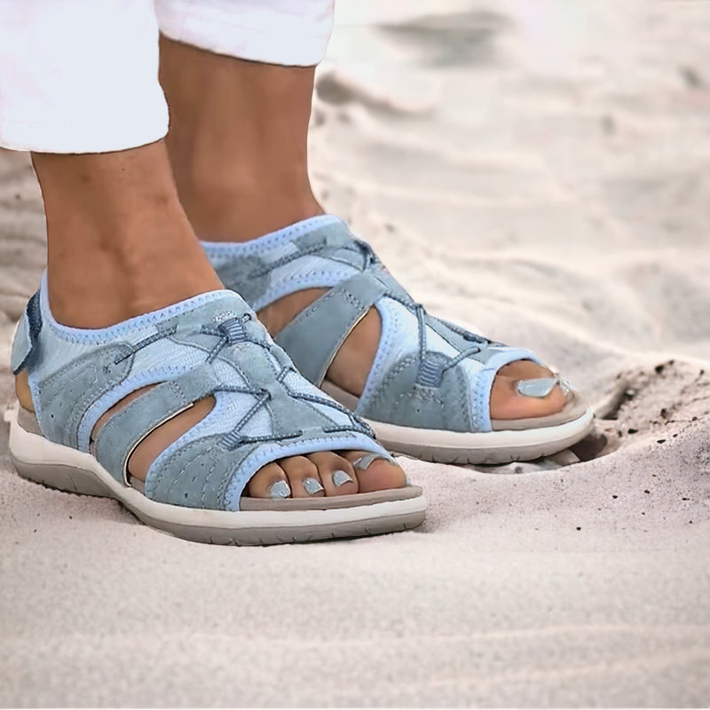 Bequeme Damen Sandalen mit orthopädischer Fußgewölbe-Stütze und leichtem Keilabsatz für gesunde Füße im Sommer.