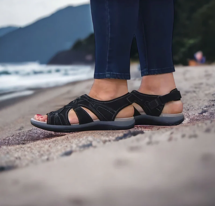Seitliche Ansicht der Damen Keilabsatz-Sandalen. Ergonomische orthopädische Schuhe für stabilen Halt und Komfort.