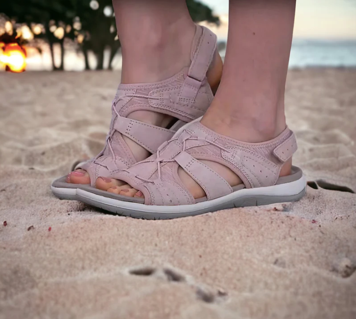 Hochwertige orthopädische Damen Sandalen mit weichem Riemen und bequemem Keilabsatz. Perfekte Komfort Schuhe.
