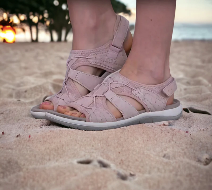 Hochwertige orthopädische Damen Sandalen mit weichem Riemen und bequemem Keilabsatz. Perfekte Komfort Schuhe.