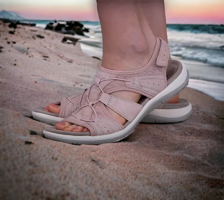 Rutschfeste Sohle der Damen Keilabsatz-Sandalen. Bietet sicheren Halt und Komfort, ideale Sommer Sandalen.