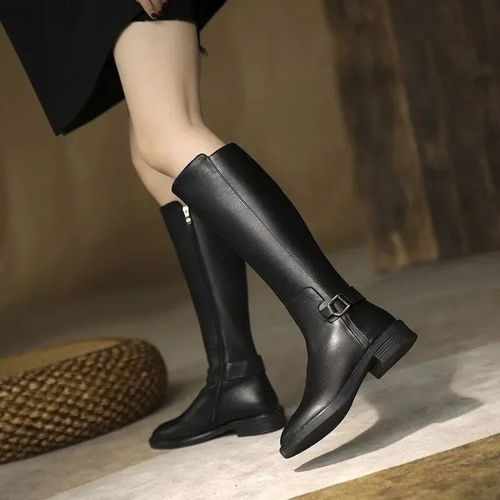 Elegante Damen-Knöchelstiefel mit praktischem Metallverschluss. Komfortschuhe für Damen, ideal für Herbst und Winter.