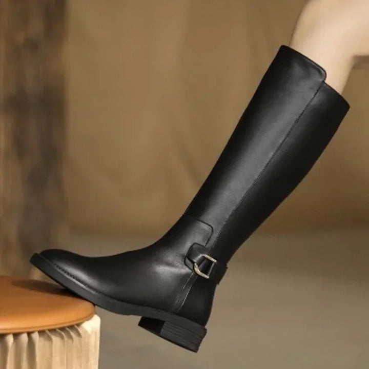 Stilvolle orthopädische Damenstiefel mit Metallverschluss. Unterstützen Fußgesundheit und bieten Komfort den ganzen Tag.