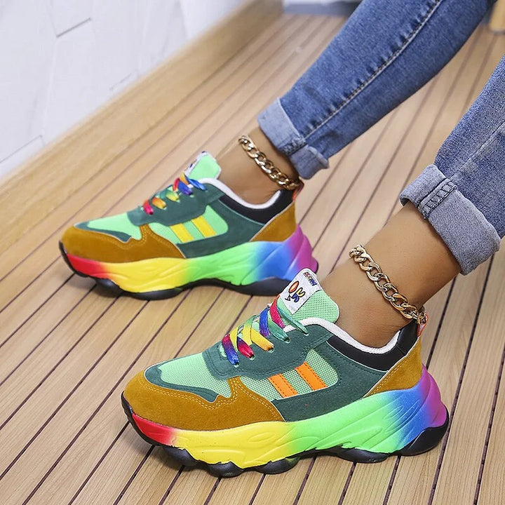 Lebendige Sommerschuhe für Damen in Regenbogenfarben. Komfortable orthopädische Damenschuhe, ideal für Freizeit.