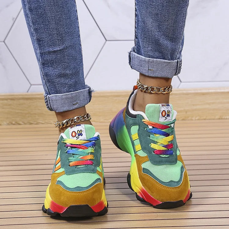 Damen Regenbogenschuhe von der Seite. Bequeme, orthopädische Weitschaftschuhe für maximalen Komfort den ganzen Tag.