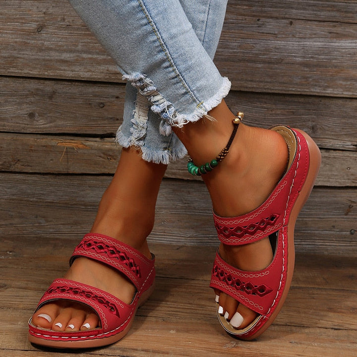 Detailansicht atmungsaktiver Damen Sommersandalen mit ergonomischer Sohle, leichte Komfortschuhe für Reise.