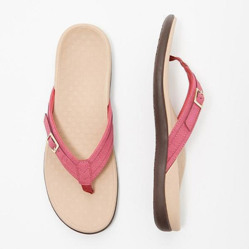 Nahaufnahme der rutschfesten, dämpfenden Sohle der orthopädischen Damen Sandalen für sicheren Tritt.