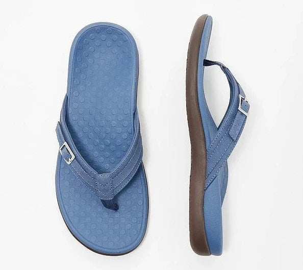 Ergonomisches Fußbett der orthopädischen Damen Sandalen mit Fußgewölbeunterstützung gegen Fersenschmerzen.