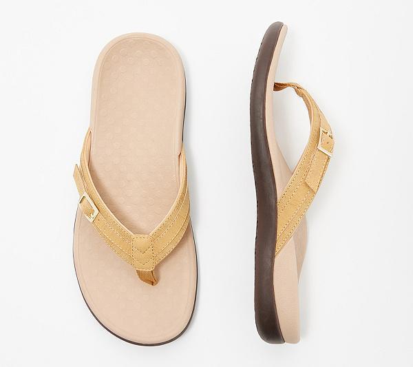 Dame trägt komfortable orthopädische Sommer Sandalen mit Fußgewölbestütze, perfekt für Alltag & Freizeit.