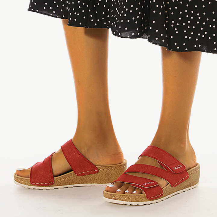Robuste, rutschfeste Sohle der orthopädischen Damen Sandalen für sicheren Halt und Stoßdämpfung.