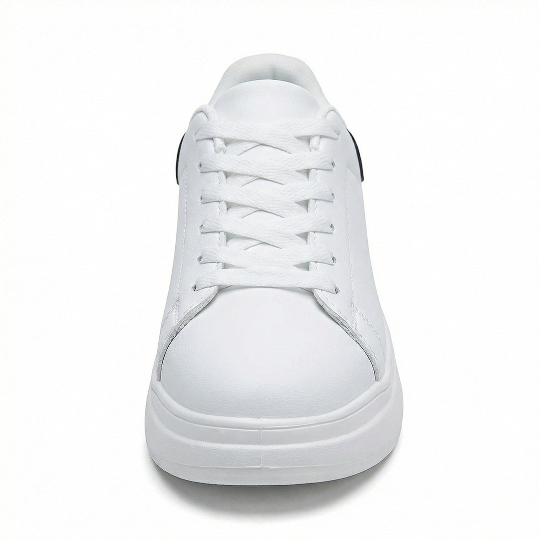 Weiße orthopädische Damen Sneaker von der Seite, bieten rückenfreundliche Unterstützung und Komfort beim Walking.