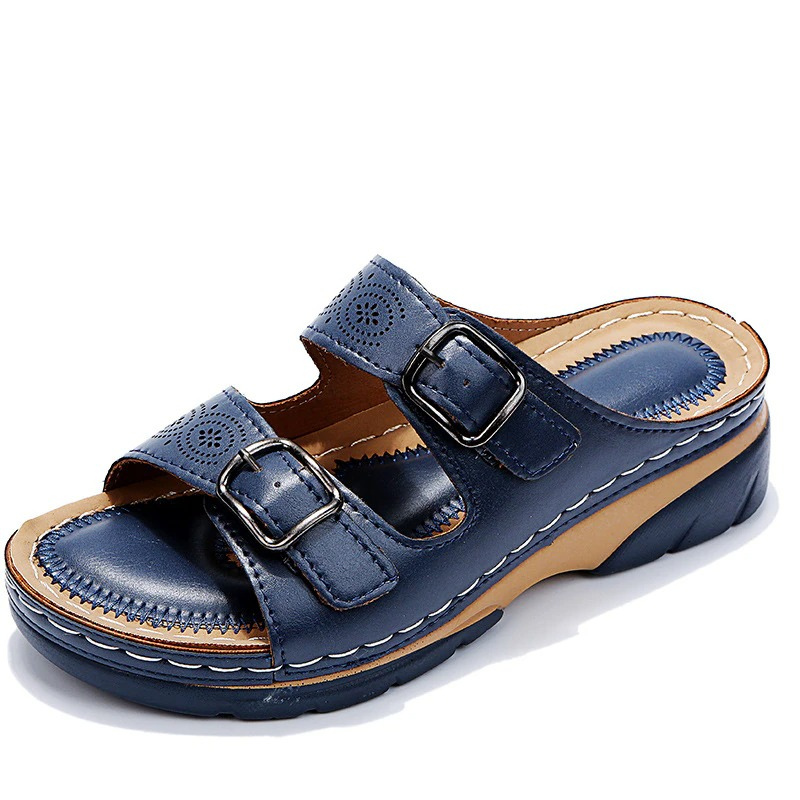 Stylische orthopädische Damensandalen. Moderne Sommerschuhe, die Fußgesundheit unterstützen.