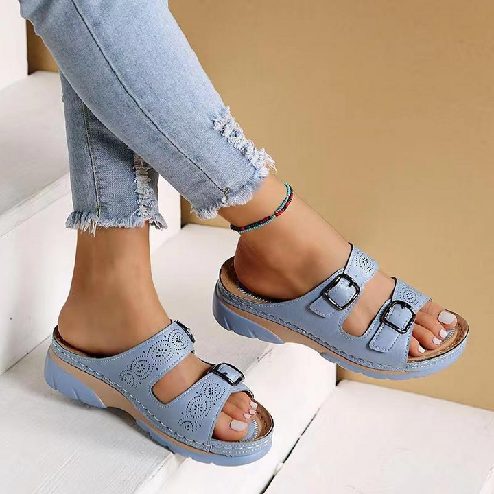 Leichte orthopädische Damensandalen für aktive Frauen. Bequem und stützend bei jedem Schritt.