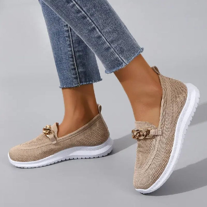 Nahaufnahme atmungsaktiver orthopädischer Damenschuhe, bequeme Komfortschuhe für gesunde Füße im Alltag.