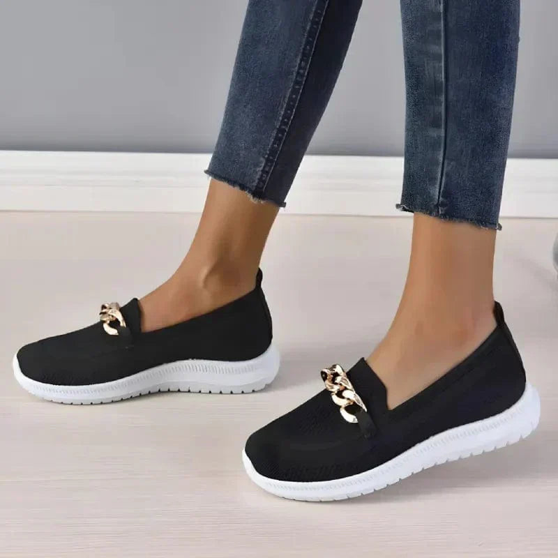 Seitenansicht vielseitiger orthopädischer Damenschuhe, kombiniert Stil, Komfort und Fußschmerzlinderung.