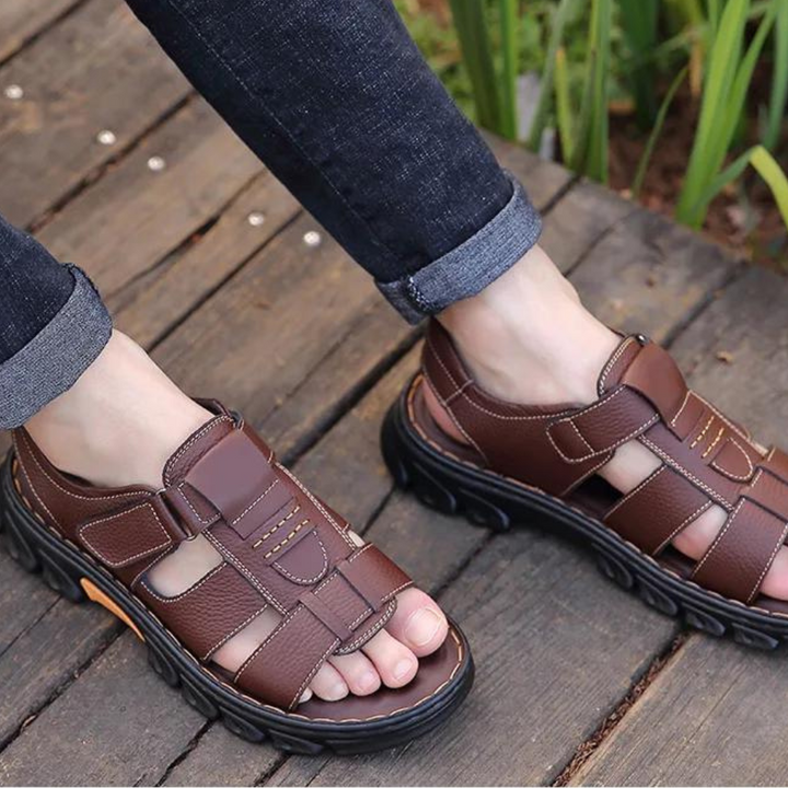 Robuste Sommersandalen für Herren, orthopädisch geformt für Freizeit und entspannten Gehkomfort.