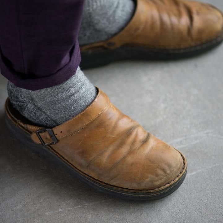 Detail der Sohle: Orthopädische Herren Pantoffeln mit ergonomischer Fußgewölbestütze für Komfort.