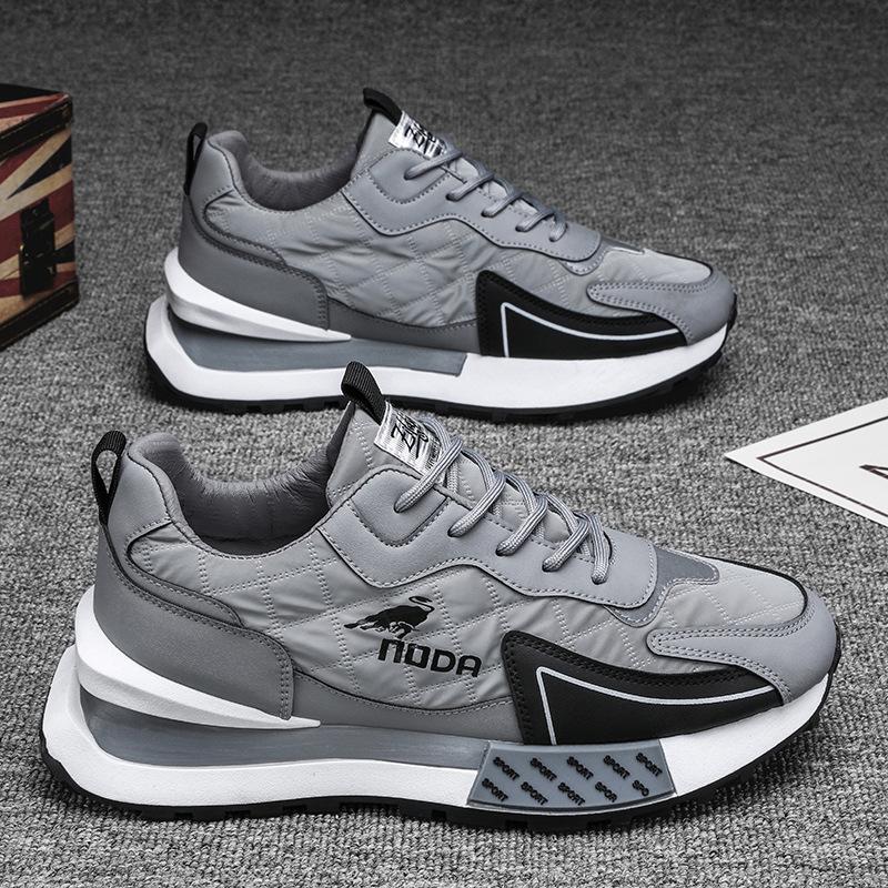 Vielseitige orthopädische Herren Sneaker in Grau, Schwarz, Weiß. Bequeme Alltagsschuhe für Stil und Entlastung.