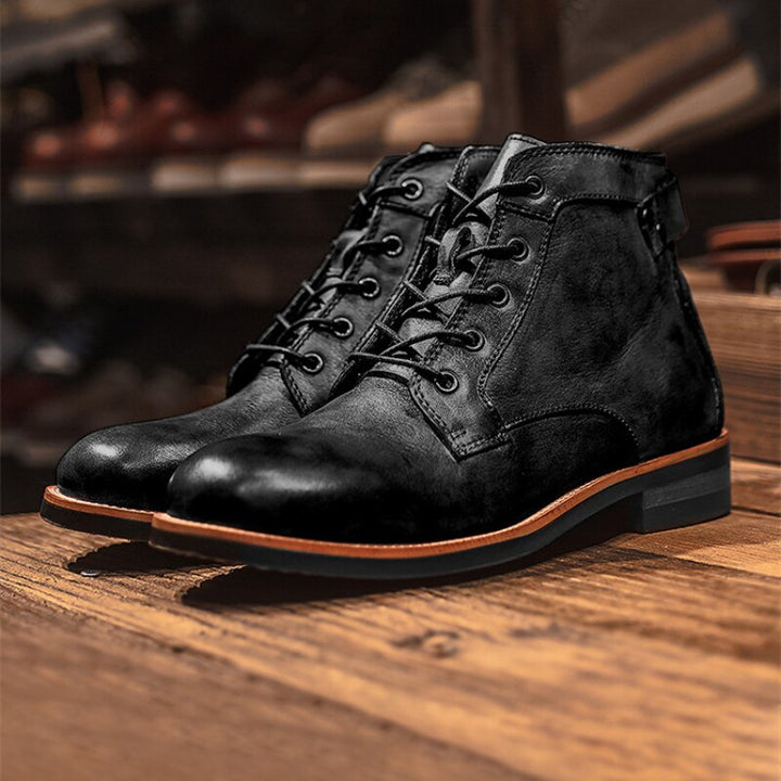 Orthopädische Herrenstiefel in Schwarz, bieten optimalen Komfort und Unterstützung für den Alltag.