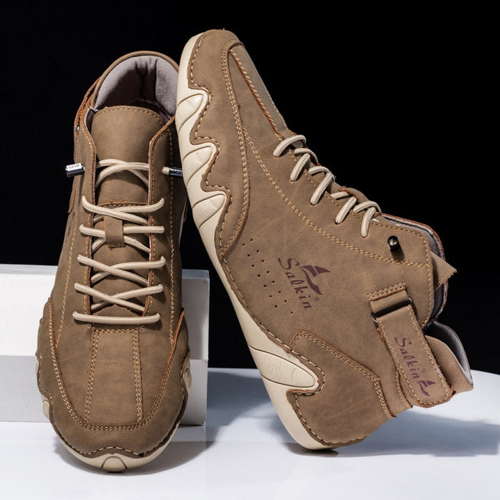 Nahaufnahme des hochwertigen, atmungsaktiven Leders vom Komfortschuh Ethan für gesunde Füße.
