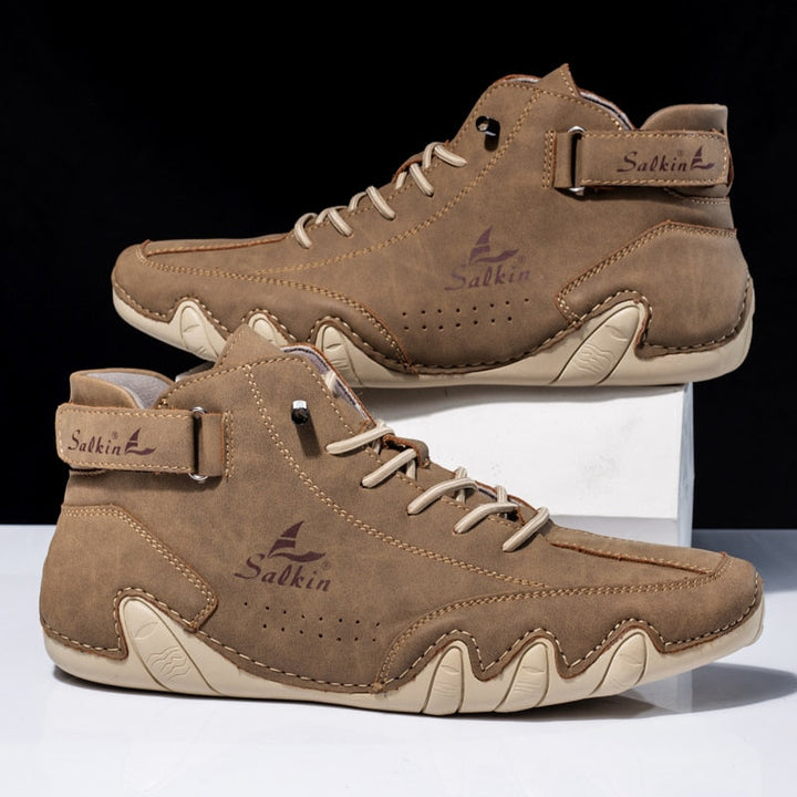Orthopädischer Lederschuh Ethan am Fuß, ideal für schmerzfreies Gehen & langen Tragekomfort im Alltag.