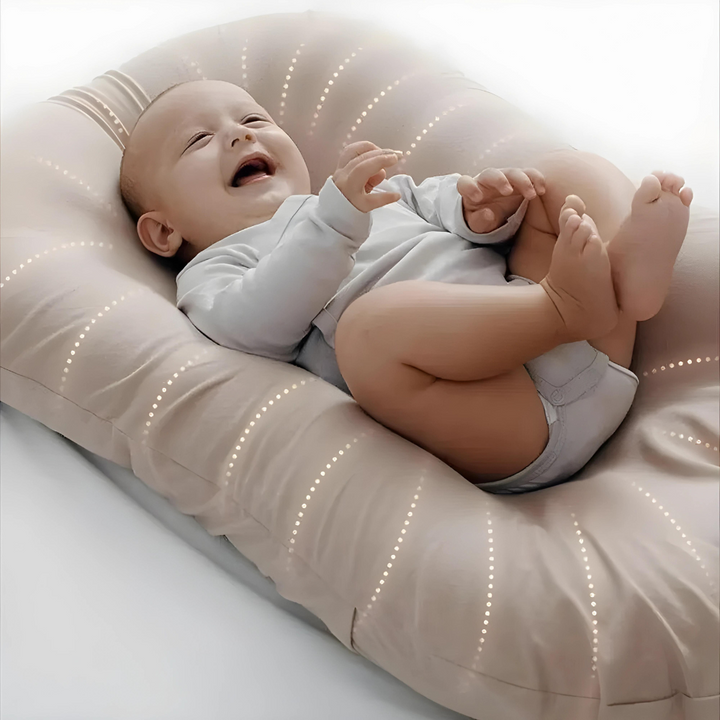 Orthopädisches Babykissen aus Baumwolle für gesunden Schlaf und Vorbeugung des Flachkopfsyndroms.
