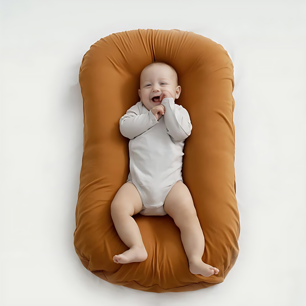 Atmungsaktives Baumwoll-Babykissen, ergonomisch geformt für Neugeborene, unterstützt den Kopf im Schlaf.