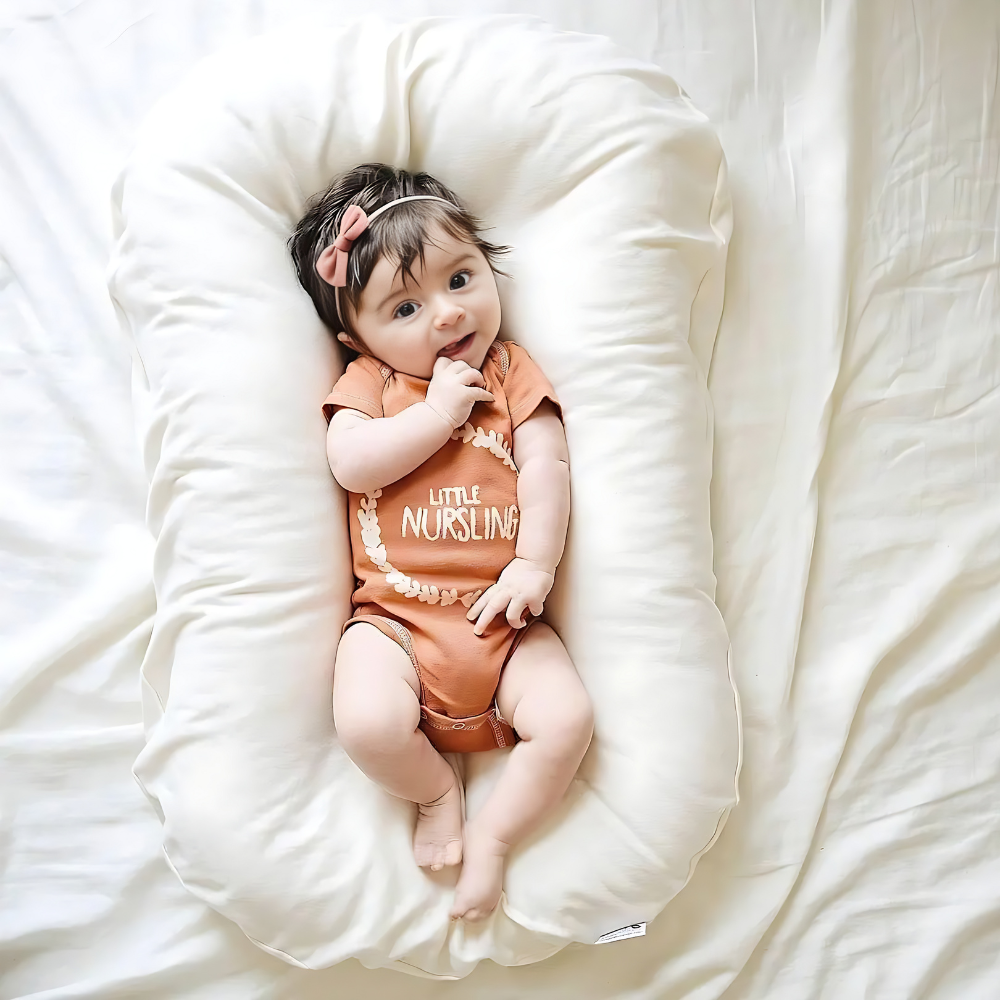 Weiches orthopädisches Babykissen für sicheren Babyschlaf im Kinderzimmer, ideal für Neugeborene.