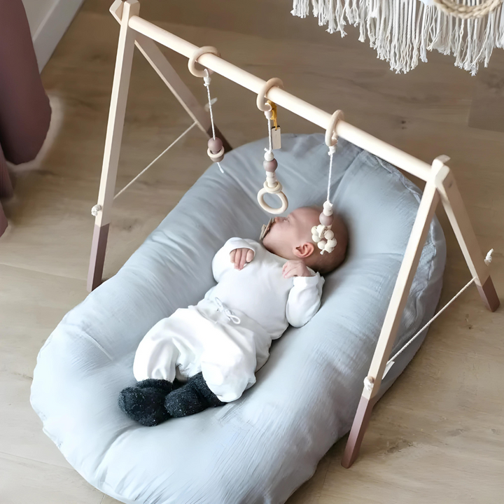 Gesundheitsförderndes Babykissen, atmungsaktiv, stützt den Babykopf für eine optimale Entwicklung.