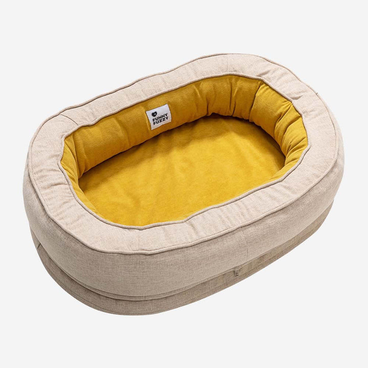 Ein glücklicher Hund liegt im weichen, stützenden orthopädischen Donut Hundebett.