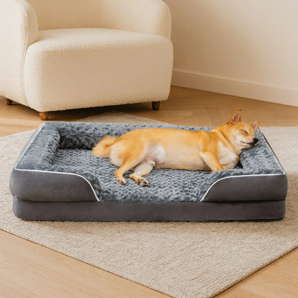 Orthopädisches Eckhundebett für große Hunde, braun, wasserdicht & waschbar. Ideal für alte Hunde.