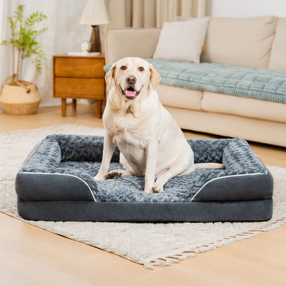 Gelenkschonendes orthopädisches Hundebett, grau, eckig. Bequemer, wasserdichter Schlafplatz für alte Hunde.