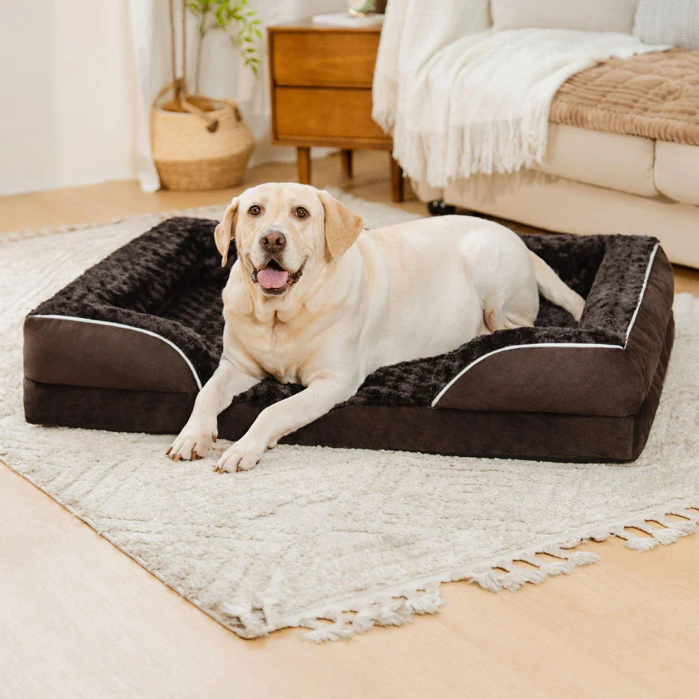 Komfortables orthopädisches Eckhundebett, braun. Wasserdicht, waschbar & für große Hunde geeignet.