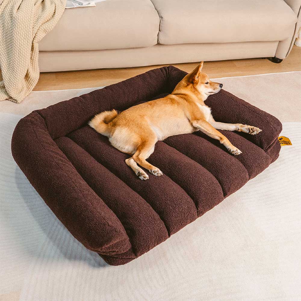 Gemütliches orthopädisches Eckhundebett aus weichem Teddyfleece mit Kopfstütze für entspannte Hunde.